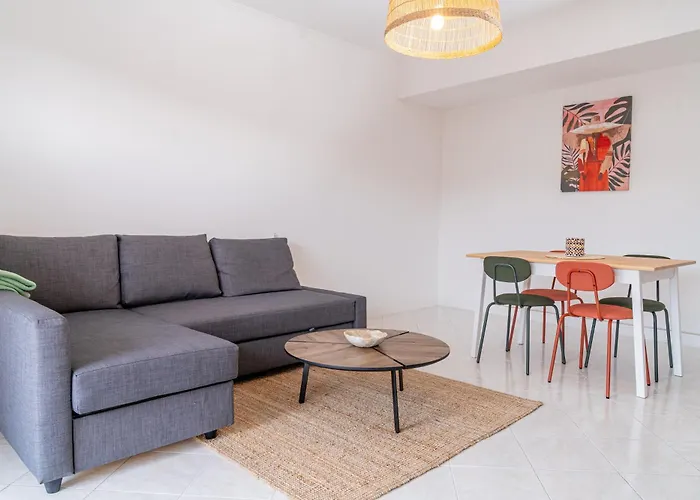 2 Pieces - 4 Personnes - Entierement Equipe Et Idealement Situe Proche Toutes Commodites شقة مينتون